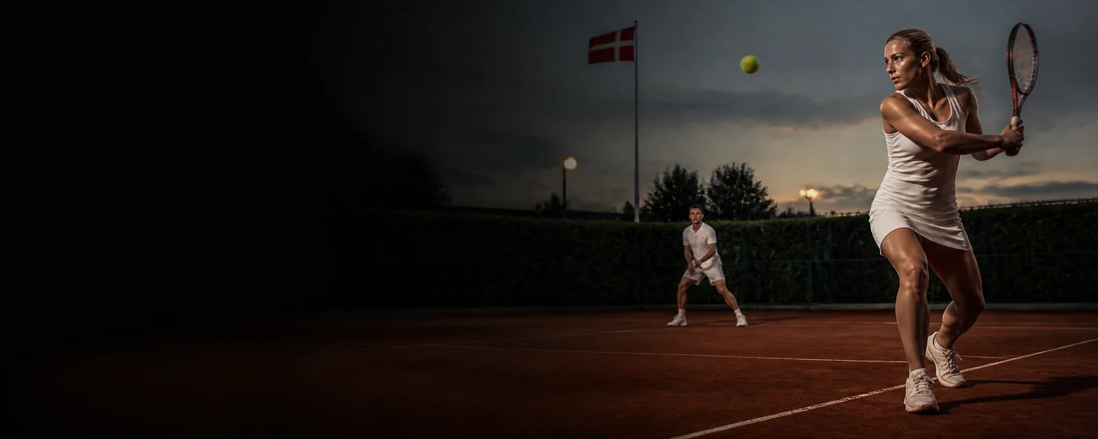 Voksne tennisspillere under en kamp i Danmark