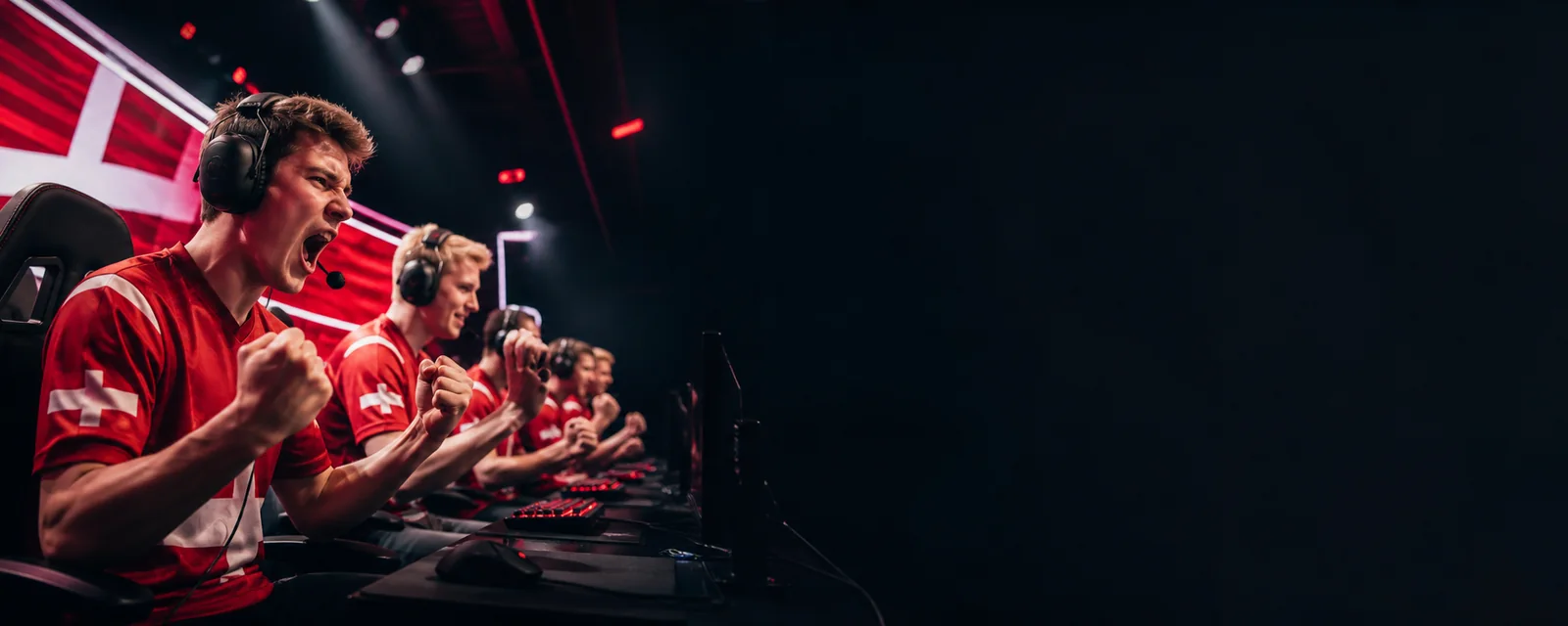 Voksne esportsspillere på en scene i Danmark