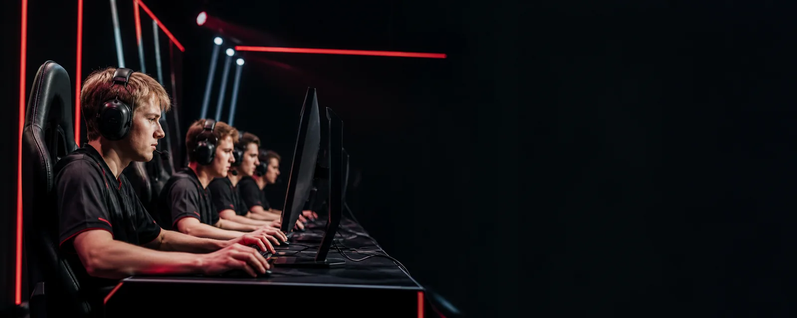 Voksne esportsspillere ved en turnering i Danmark